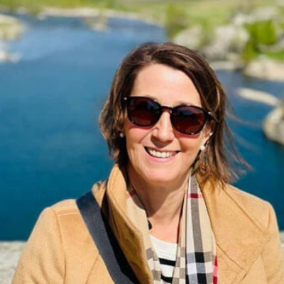 Natalie Schlegel vor einem Fluss